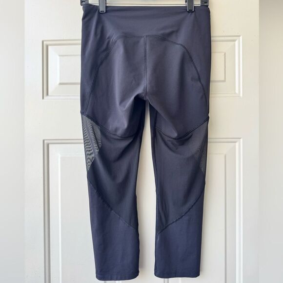 Lululemon Cropped Leggings-Black-Mesh Panels on Legs-Zippered Pockets-Size 8 - Picture 7 of 10